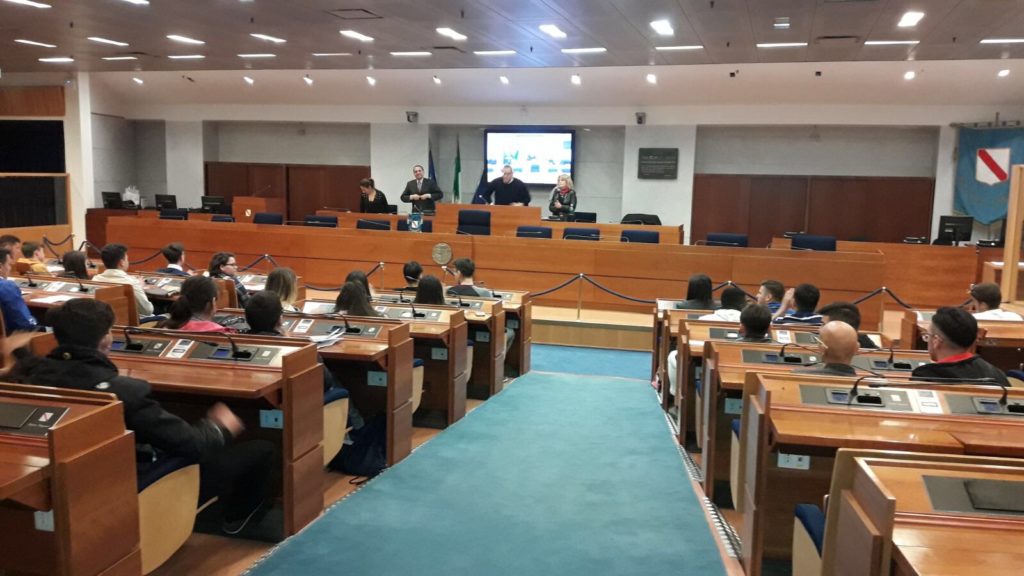 RAGAZZI IN AULA: POSITIVO CONFRONTO CON GLI STUDENTI DELL’ITC MOSCATI DI SANT’ANTIMO SU BULLISMO E CYBERBULLISMO